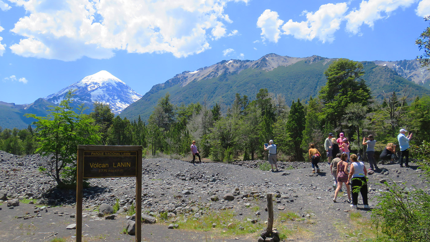 Volcán Lanin y lago Huechulafquen