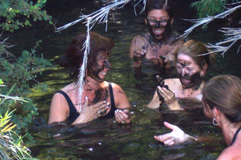 Termas de Lahuenco, Lagos Curruhue y escorial de lava